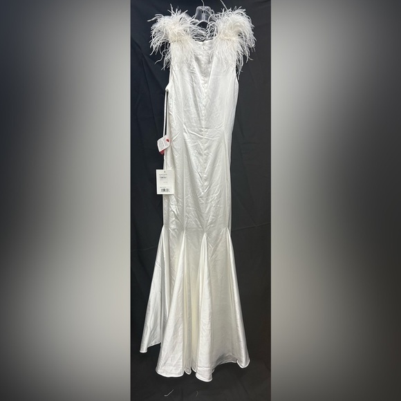Mac Duggal 68137 NWT FEATHER SHOULDER V-NECK COLUMN GOWN - Picture 7 of 8